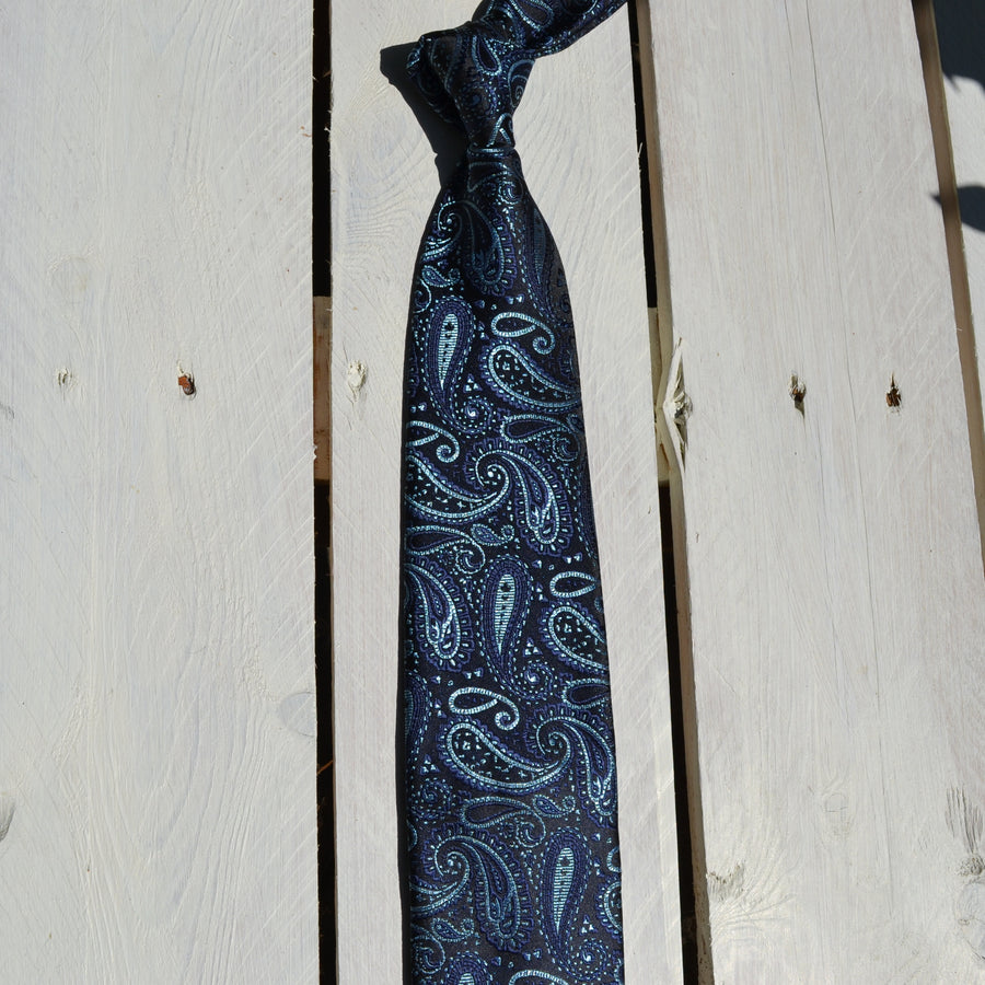 Cravatta in Seta disegno Cashmere celeste su base blu VP, Made in Italy