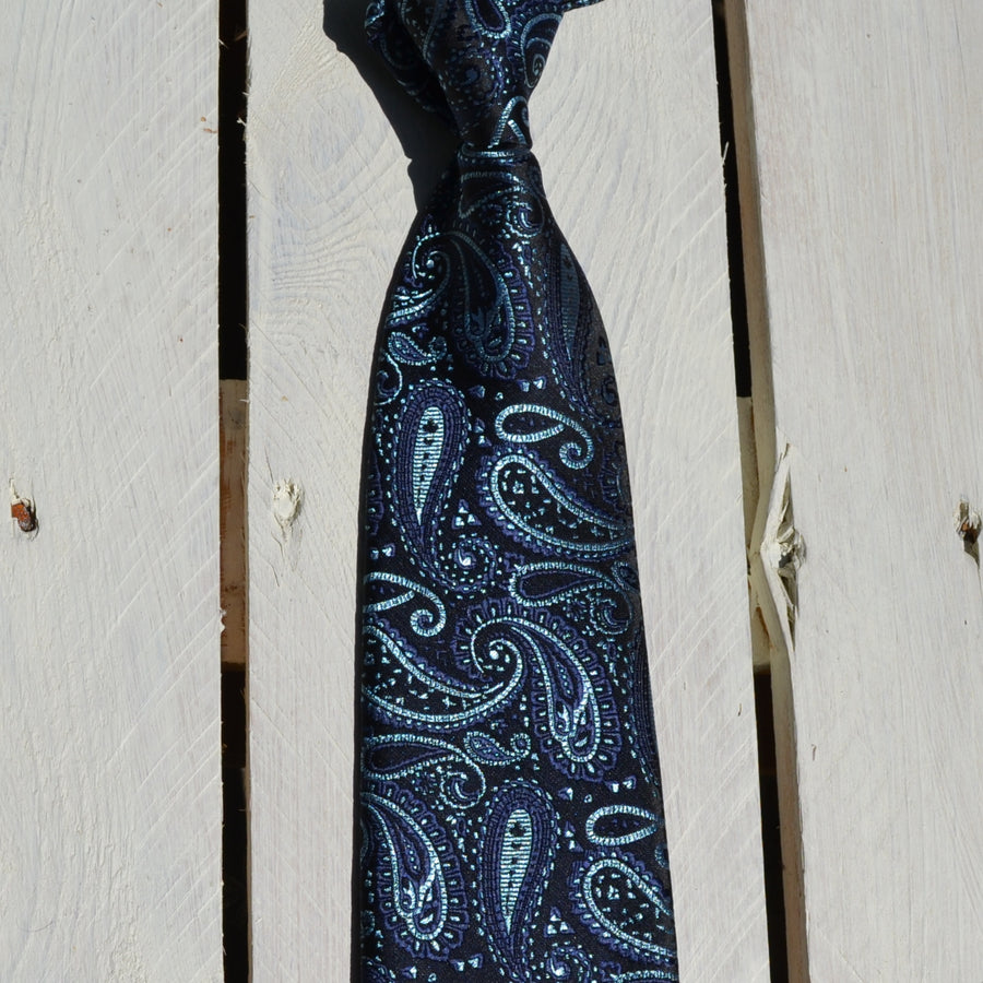 Cravatta in Seta disegno Cashmere celeste su base blu VP, Made in Italy
