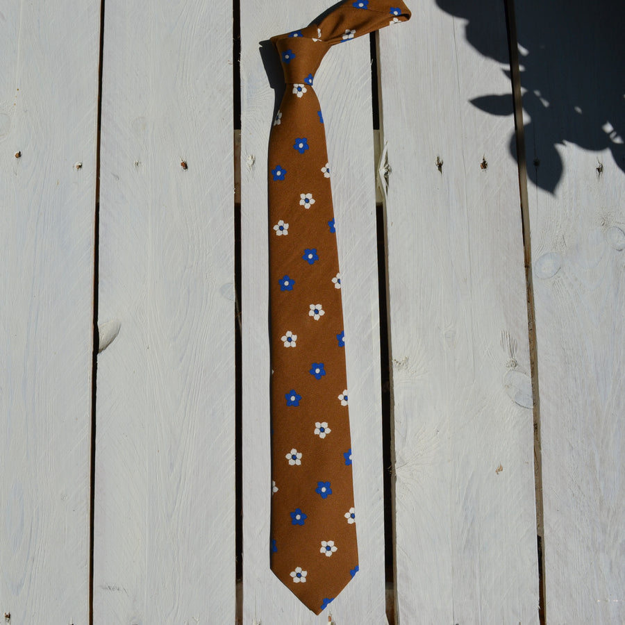 Cravatta in Seta con Fiori bianchi e azzurri su base biscotto VP, Made in Italy
